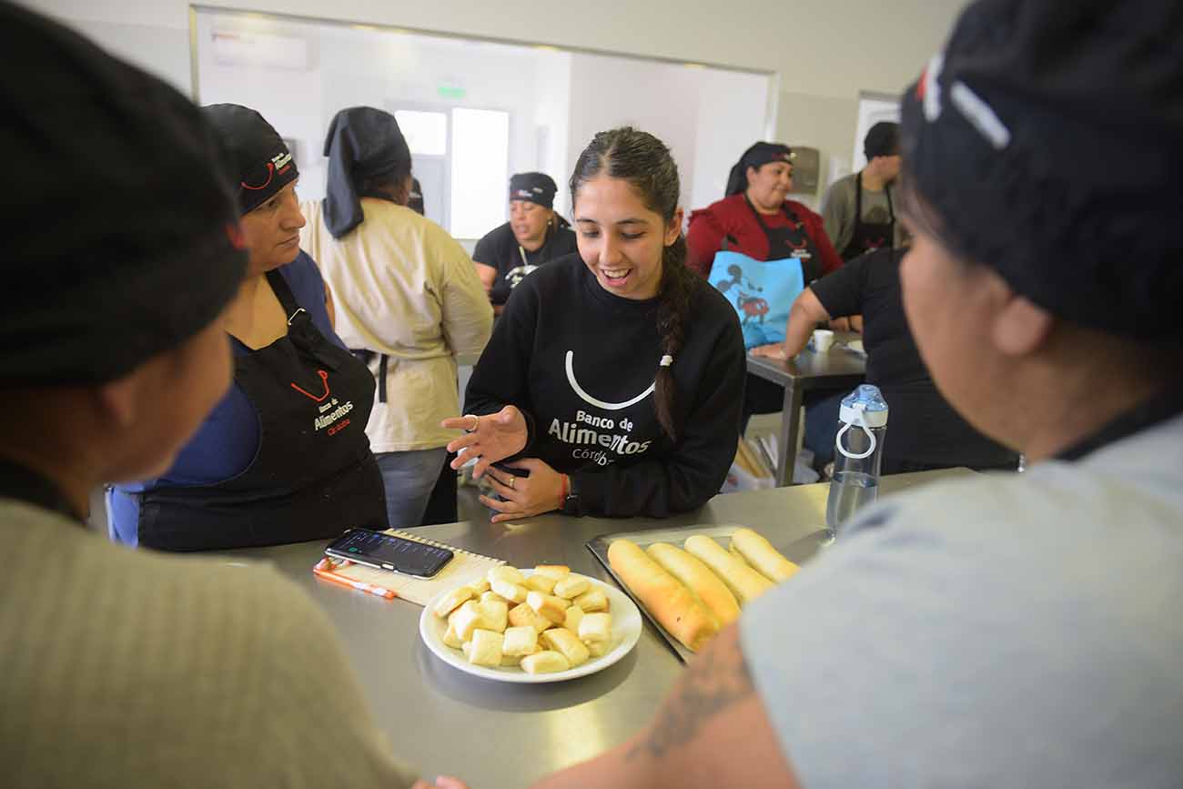 Cocina Escuela Solidaria. En medio de una crisis económica creciente, el Banco de Alimentos de Córdoba dicta talleres de cocina para referentes de los comedores sociales que asiste en la ciudad. (José Gabriel Hernández / La Voz)