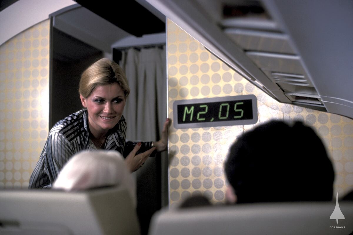 Machmeter de 1976 a bordo del Concorde Air France_Uniforme de Jean Patou. Un máchmetro es un instrumento de vuelo pitot-estático esencial en aeronaves de alta velocidad que mide y muestra la relación entre la velocidad verdadera (TAS) y la velocidad local del sonido.  (Foto: ©Colección del Museo Air France)