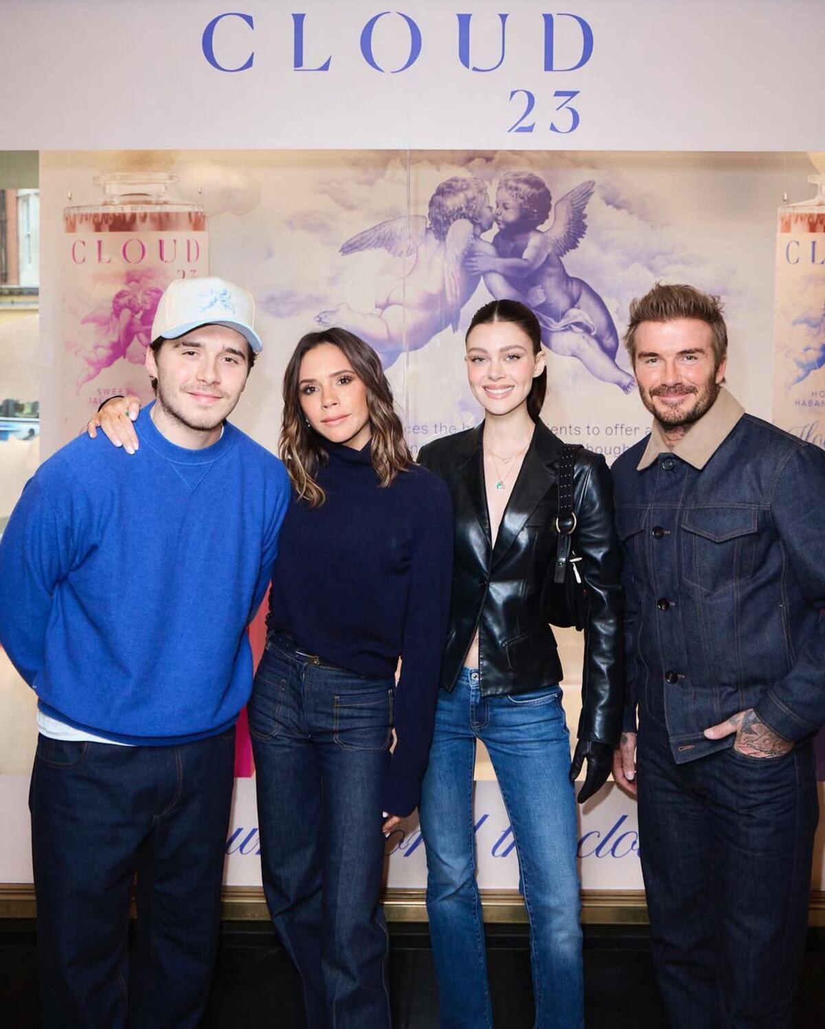 Brooklyn Beckham y Nicola Peltz junto a David y Victoria Beckham.