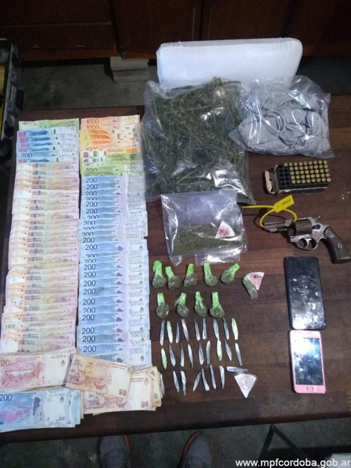 Una familia entera se dedicaba a la venta de drogas en Malvinas Argentinas, Córdoba, a metros de una escuela. (MPF)