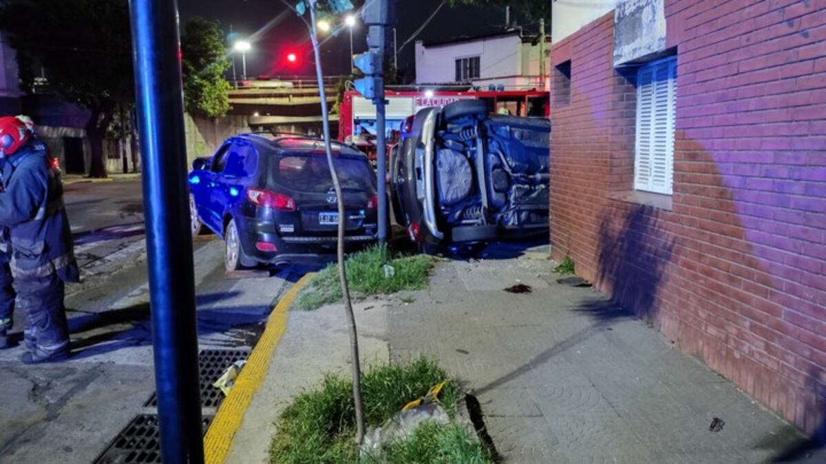 Cruzó en rojo y atropelló a un familia en Flores. Hay una mujer en grave estado. (Foto: Gentileza Clarín)