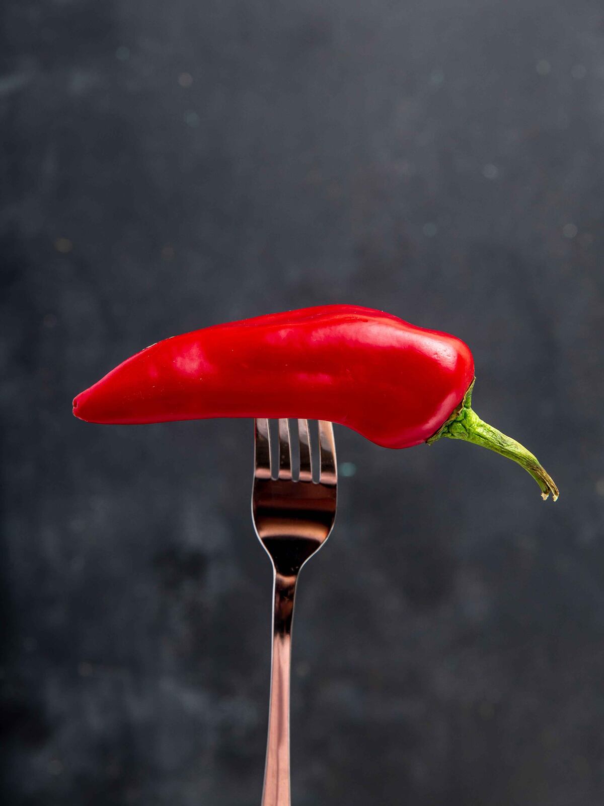 Por qué beber agua no es la mejor solución para calmar el picante y cómo hacerlo correctamente. (Freepik)