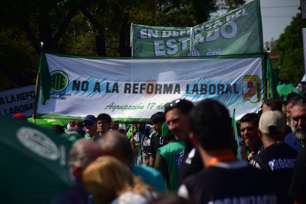 Marcha contra la reforma laboral en la ciudad de Córdoba. (Pedro Castillo / La Voz)
