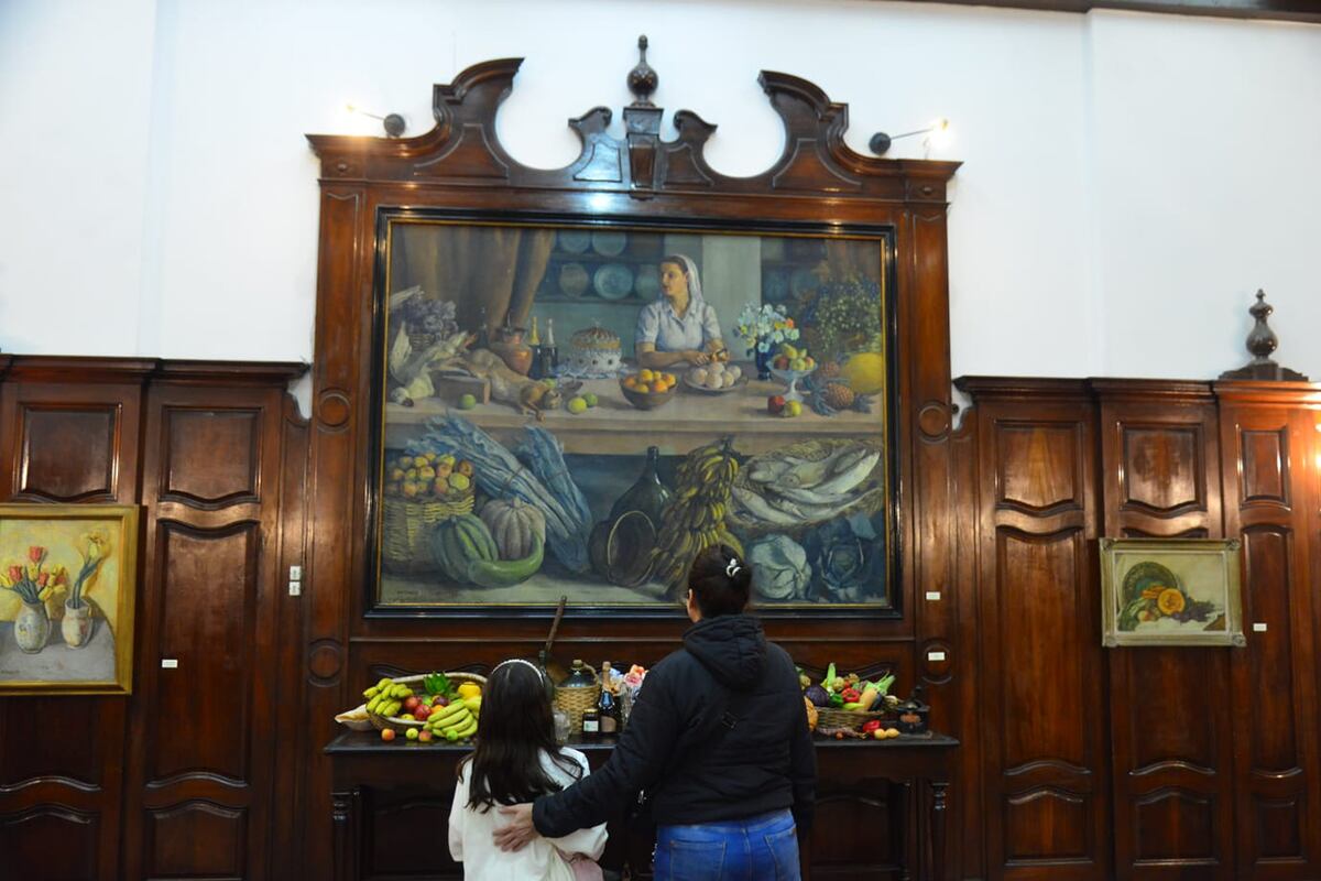 Noche de los Museos. Visitantes en el Jockey Club Córdoba. (Nicolás Bravo / La Voz)