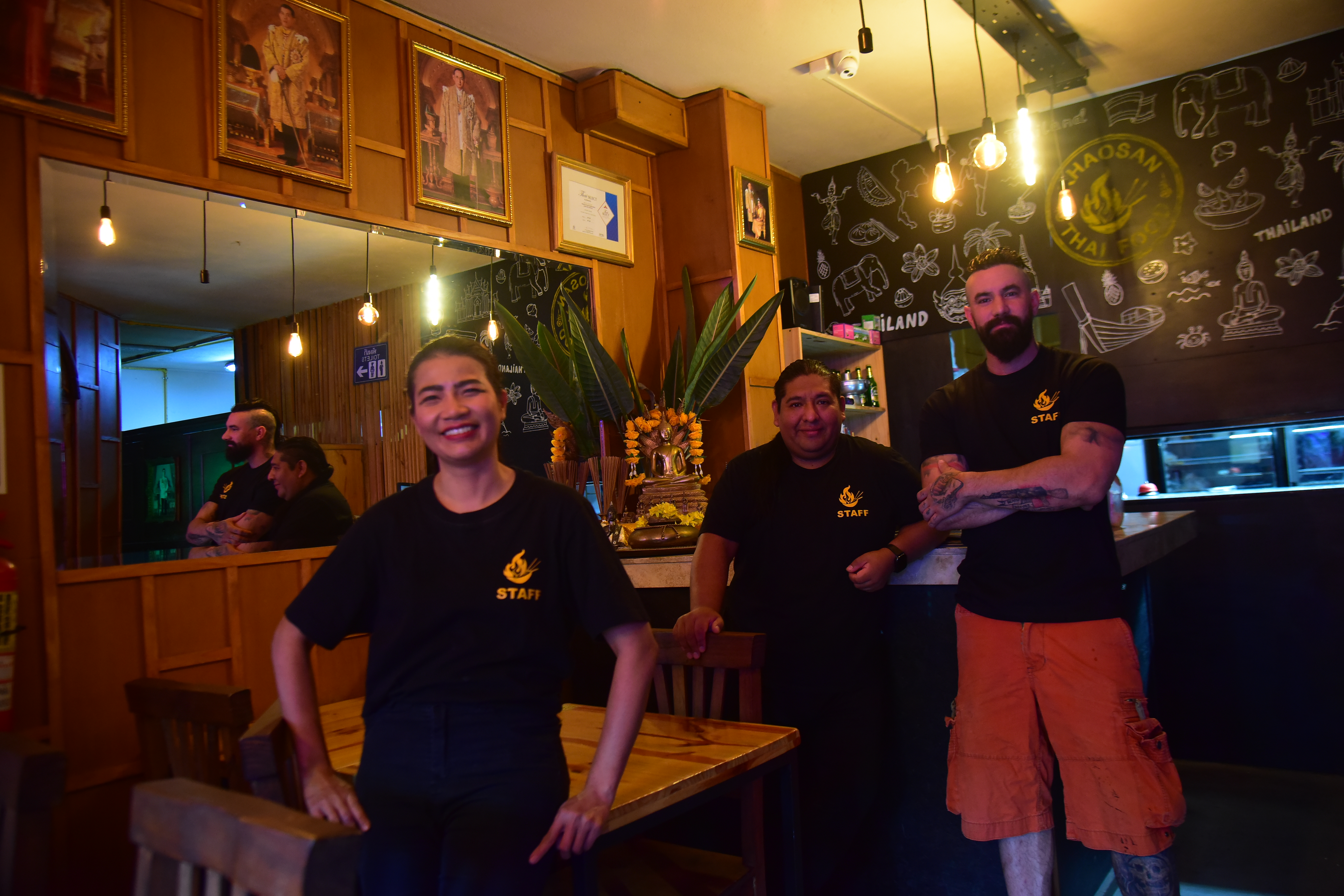 Christian Montagner y sus dos chefs en el restaurant Khaosan Thai Food en barrio Güemes especialistas en comida tailandesa. (Javier Ferreyra / La Voz)