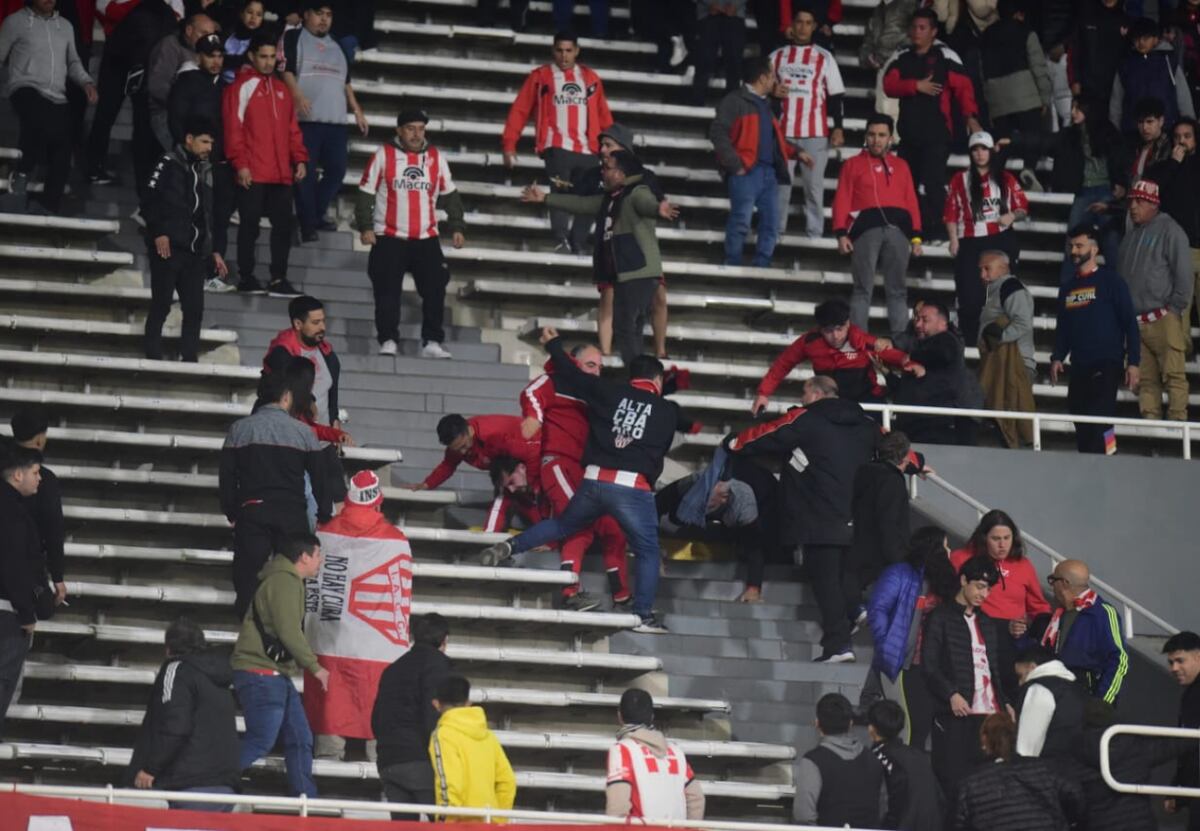 Peleas entre hinchas al final del partido de Instituto y River.