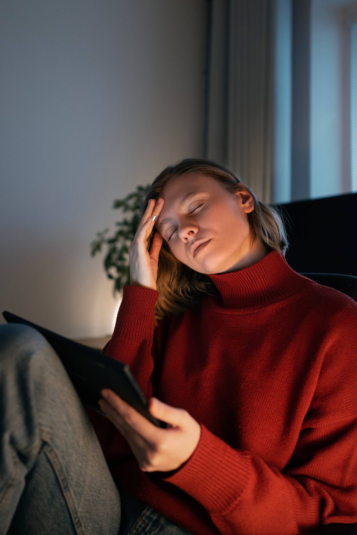 El uso de dispositivos electrónicos se convirtieron en un factor cada vez más reconocido en la aparición o empeoramiento de distintos tipos de cefalea. (Freepik)
