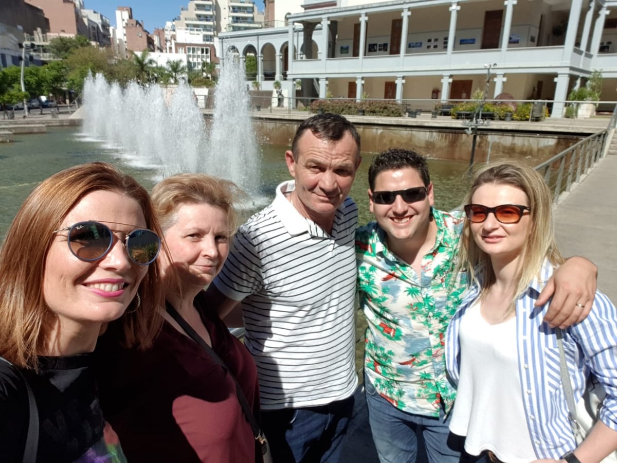 La familia completa de Catalina Cucú, en el Paseo del Buen Pastor, de visita desde Rumania.