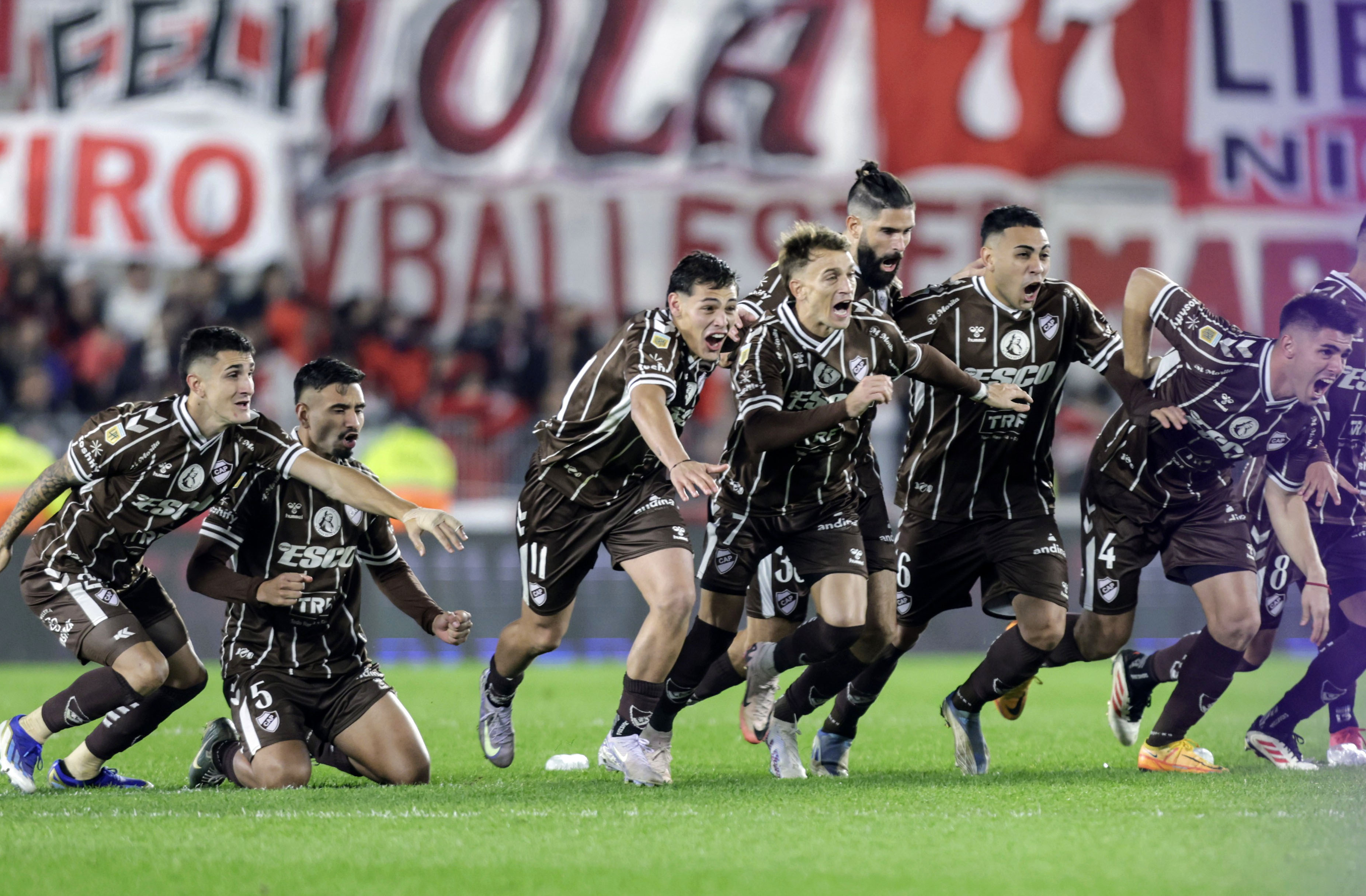 Platense logró un triunfo histórico en cancha de River, con presencia cordobesa. (Fotobaires).