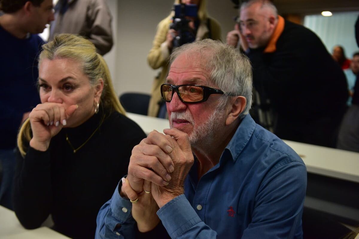 Hermana y papá de Javier Bocalón en la previa a la aentencia a Roberto Carmona en Tribunales II. (José Hernández / La Voz)