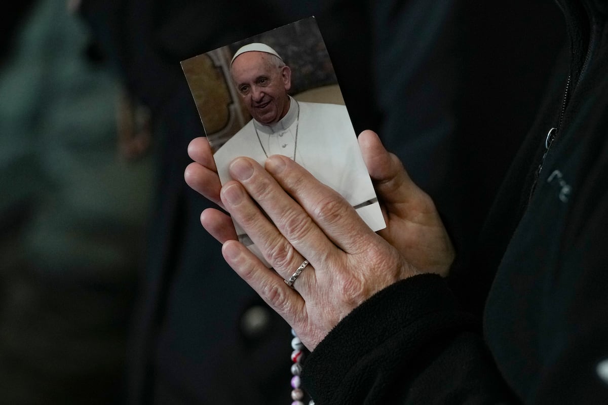 Una monja reza por la salud del papa Francisco en la Plaza de San Pedro en el Vaticano el 10 de marzo del 2025. (AP foto/Andrew Medichini)
