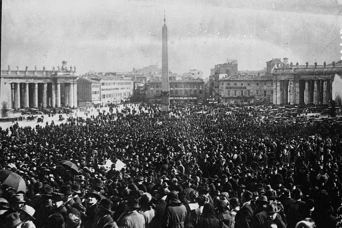La gente espera en la plaza de San Pedro la fumata blanca en el cónclave de 1922 (Foto: Bibliothèque nationale de France)