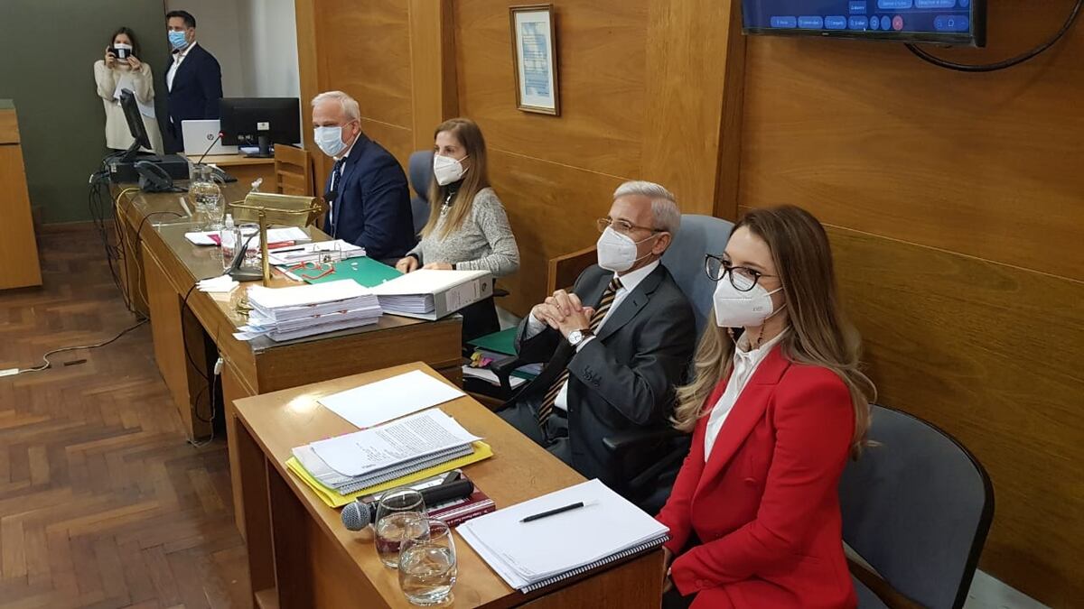 Carlos Nayi, abogado querellante. A su derecha, la fiscal Laura Battistelli. (Nicolás Bravo/ La Voz)
