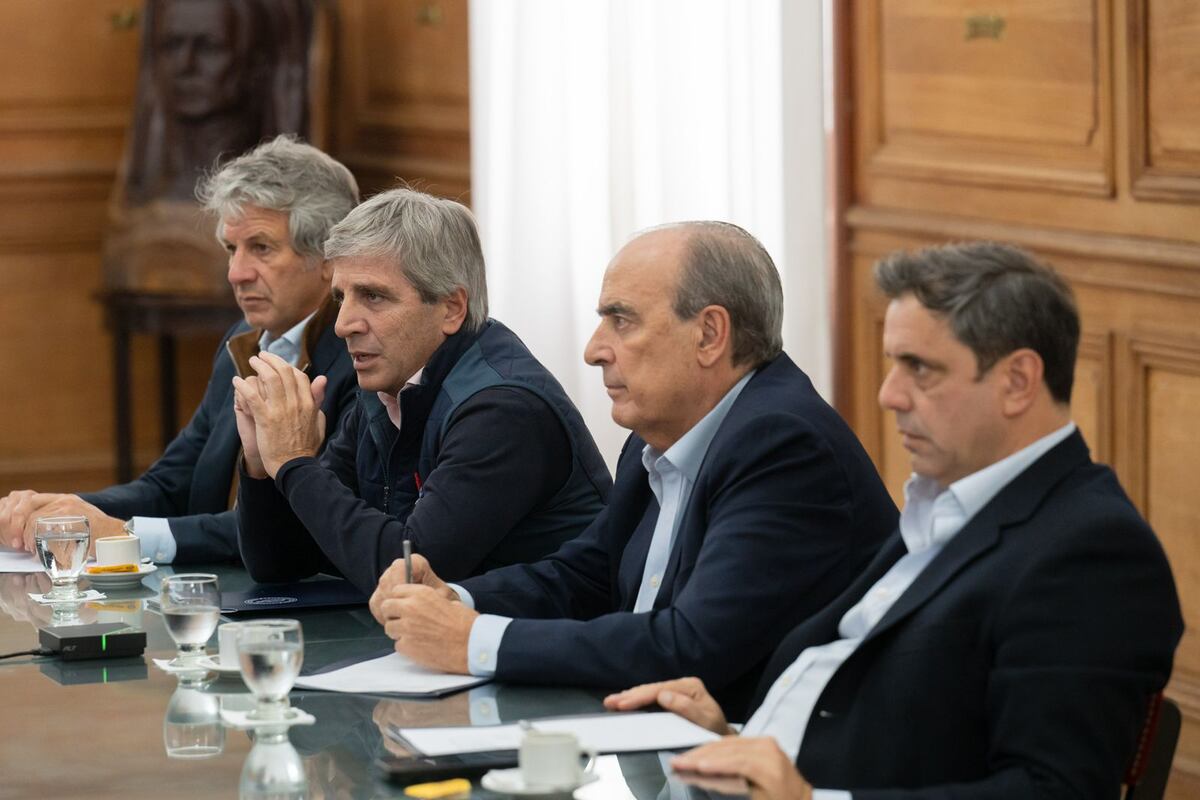 Reunión por zoom. Pazos, Caputo, Francos y Rolandi fueron los representantes del Gobierno nacional en las reuniones del martes con funcionarios de 17 provincias. (Gentileza)