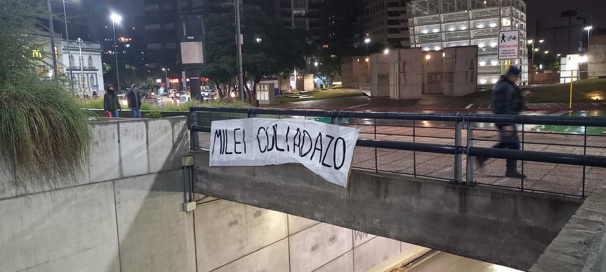 Cartel contra Milei. (Policía)