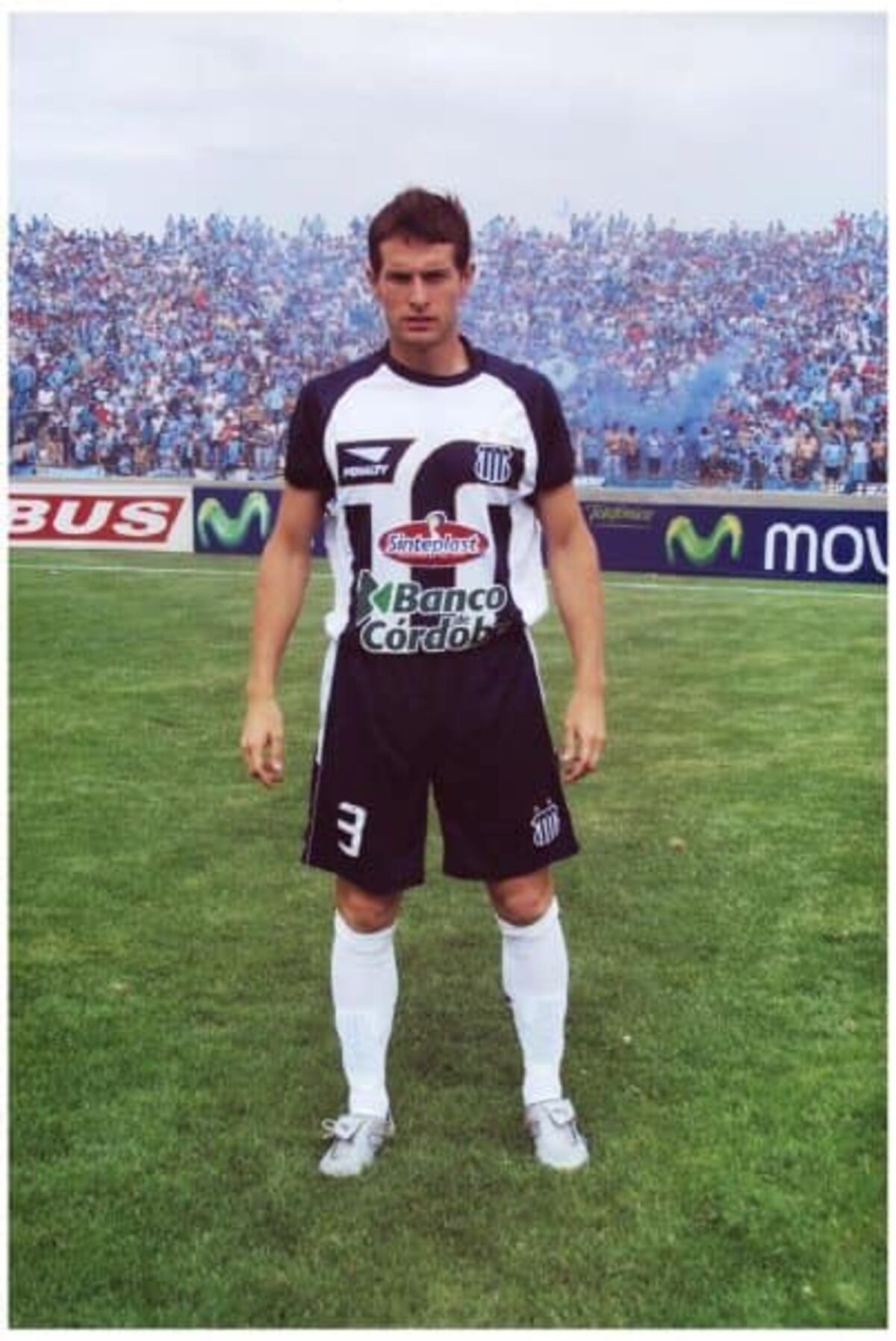 Juan Cruz Gill con la camiseta de Talleres en el campo de juego del Chateau Carreras. (Foto publicada por el jugador en su cuenta de Facebook)