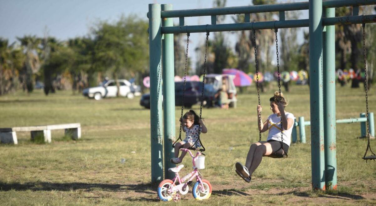 Afuera. Los niños jugando al aire libre, un síntoma saludable. Una pausa necesaria. (La Voz)