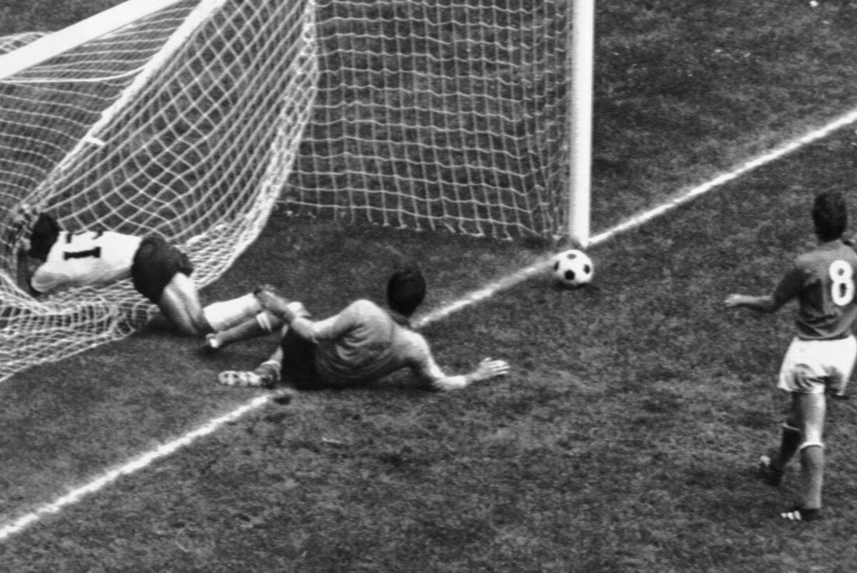 Con pelota y todo: Gerd Müller fue pura potencia y goles en su carrera. (AP)