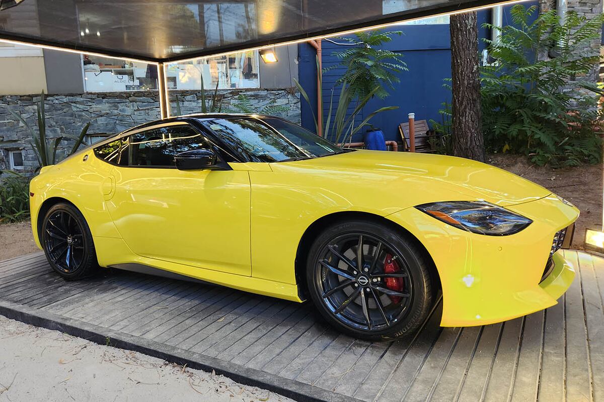 El Nissan Z es una cupé deportiva con un V6 biturbo de 3.0 litros que entrega 400 CV y 475 Nm de torque, con tracción trasera.