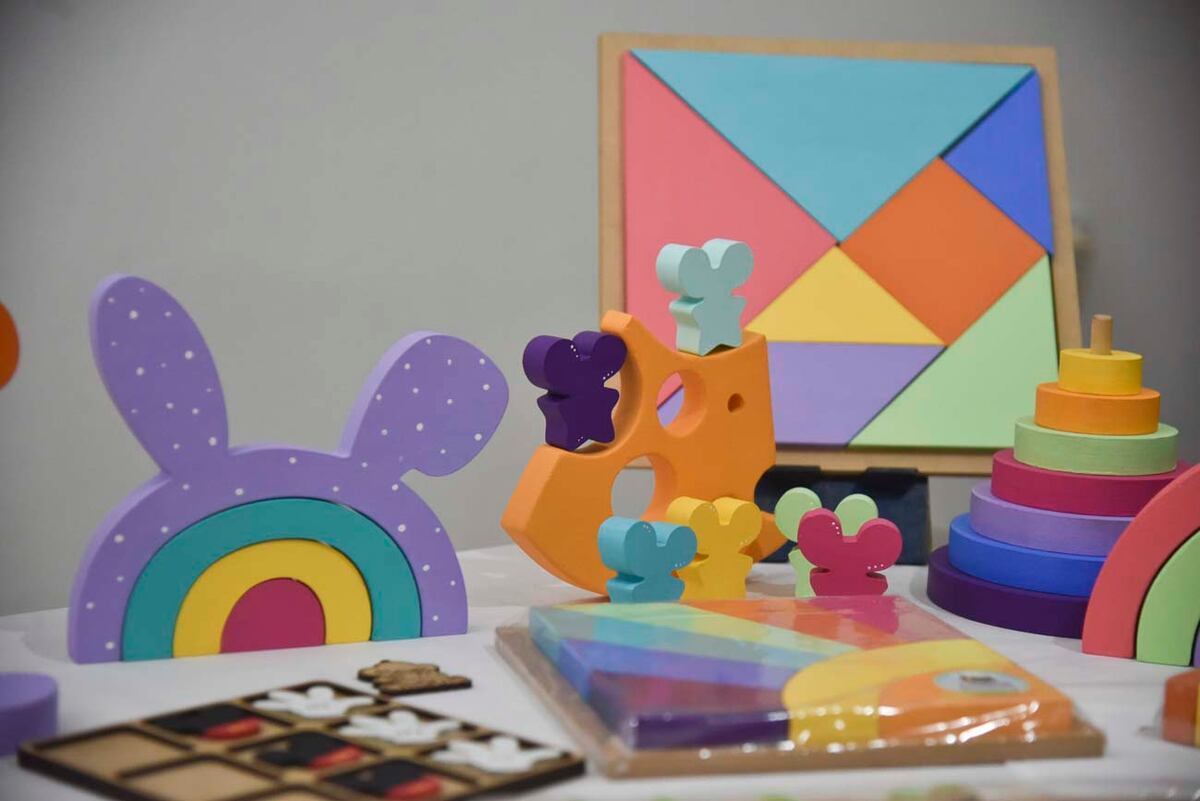 Las jóvenes cordobesas fomentan la creatividad, el ingenio, el contacto de los niños con la madera para alejarlos un rato de los juguetes plásticos y electrónicos. (Facundo Luque / La Voz)