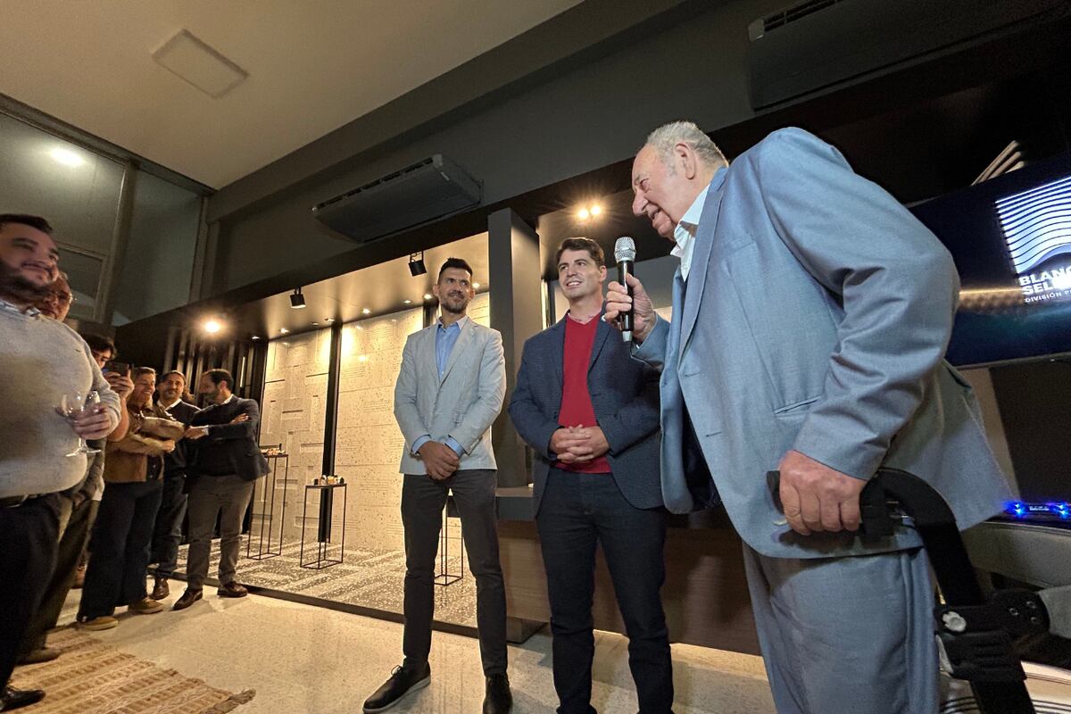 Juan Bautista Blagino, dueño de Mosaicos Blangino, diciendo unas palabras por la inauguración del Espacio "Blangino Select", ubicado en Av. Colón al 4875.