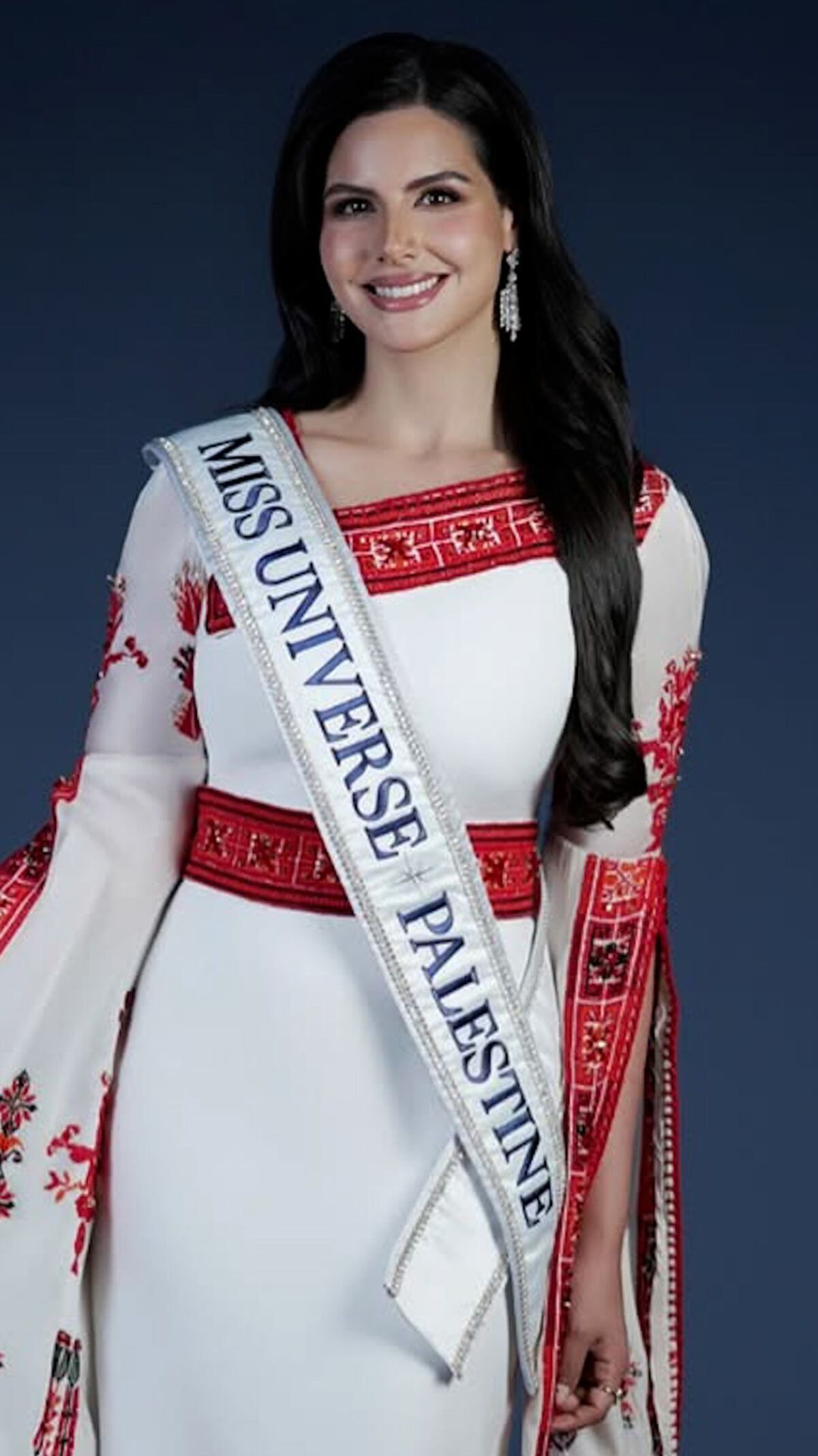 Quién es Nadeen Ayoub, la mujer que representará a Palestina en Miss Universo.