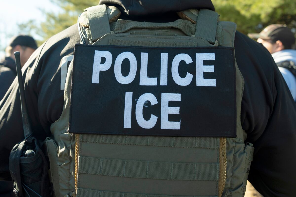 ARCHIVO – Un agente del Servicio de Inmigración y Control de Aduanas de Estados Unidos escucha durante una sesión informativa, el 27 de enero de 2025 en Silver Spring, Maryland. (AP Foto/Alex Brandon, Archivo)