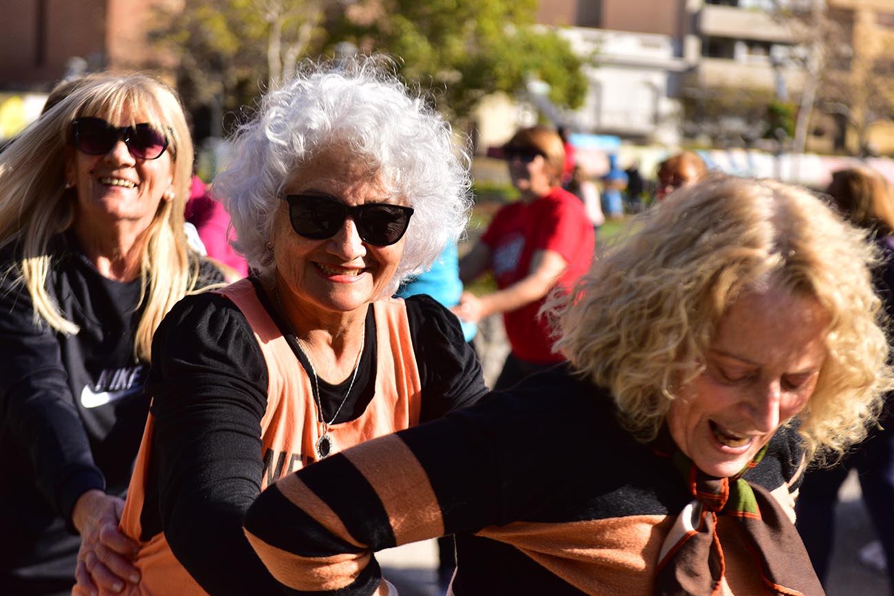 Héroes y heroínas / "Las de la Plaza", es el nombre del grupo de personas que baila en la Plaza de la Intendencia en Córdoba, con la conducción de Natalia Vilatta, profesora de danza. (José Gabriel Hernández / La Voz)
