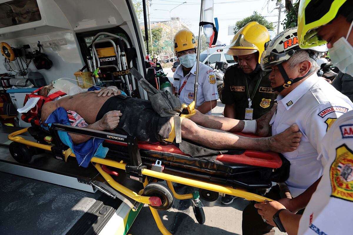 Rescatistas colocan a un herido en una ambulancia en el lugar donde se derrumbó un edificio de gran altura en construcción tras un terremoto de magnitud 7,7 en Bangkok, Tailandia, el viernes 28 de marzo de 2025. (Foto AP/Wason Wanichakorn)