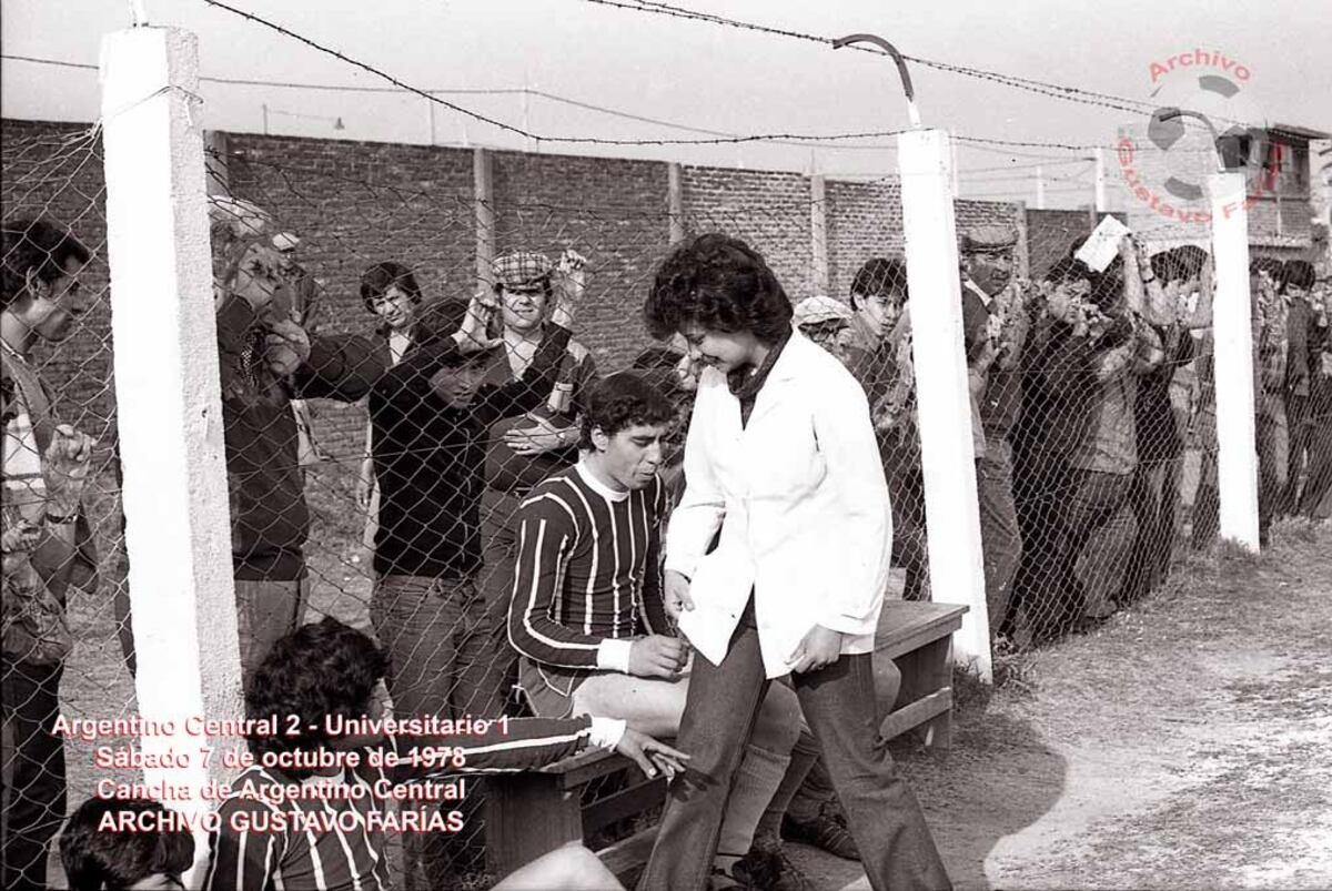 Pionera. En 1977, Argentino Central incorporó a Ester Iofrida a su cuerpo técnico y sacudió un ambiente reservado a los hombres. (Archivo de Gustavo Farías)