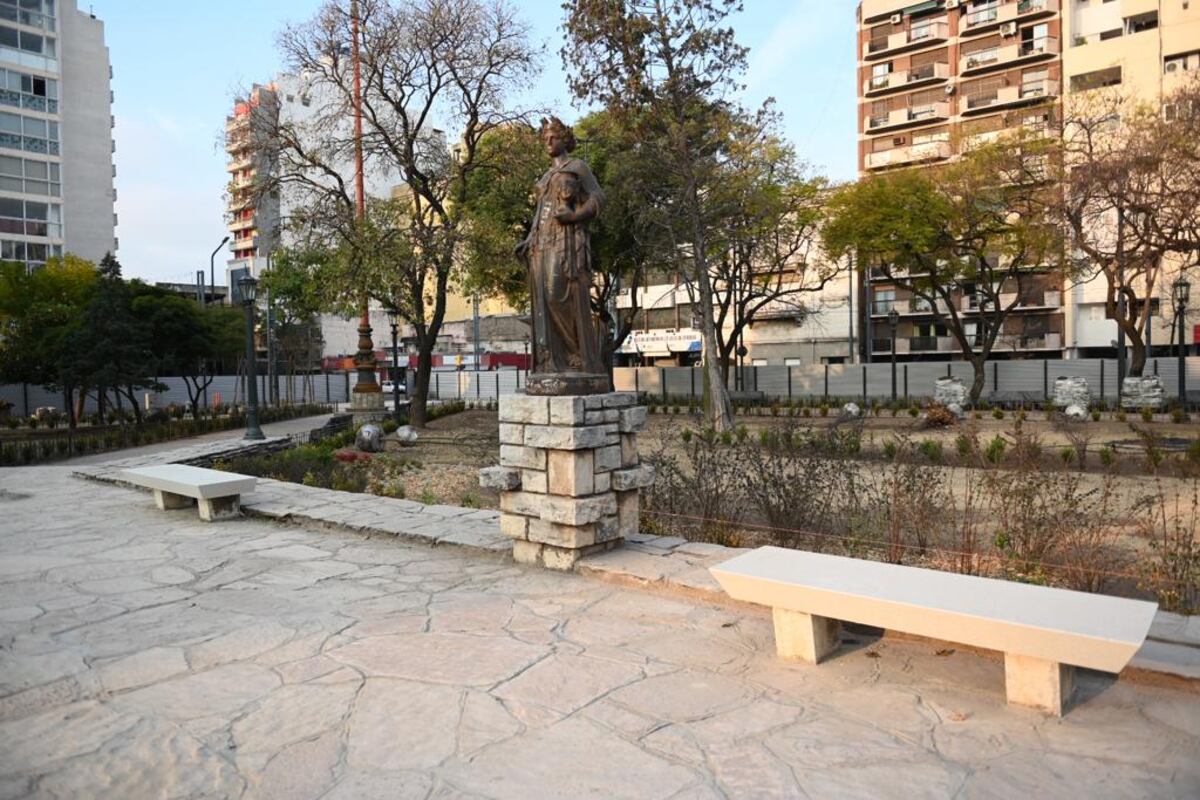 Así avanzan los trabajos de remodelación de la Plaza Colón. La Municipalidad dio a conocer nuevas imágenes de este martes y la colocación de unos 40 árboles de gran porte. (Municipalidad de Córdoba)