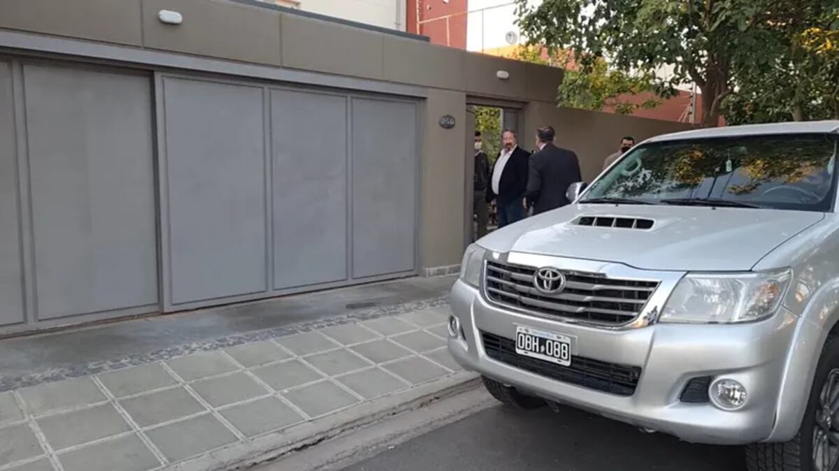Traslado. Estando detenido, Edgar Adhemar Bacchianni fue trasladado a su domicilio en Catamarca, para operar sus computadoras y devolver algunos depósitos. (El Ancasti)