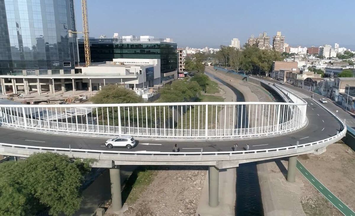 PUENTE RAMÓN MESTRE. En la Costanera, es una de las obras emblemáticas de la empresa que le ha puesto la firma a otros puentes célebres, como el atirantado en Río Cuarto y el extenso Garupá, en Misiones. (Gentileza E. Pretensa)