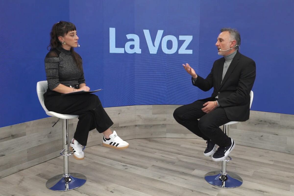 Sebastián Parra en la redacción de La Voz responde las preguntas de Virginia Liz Alomar.