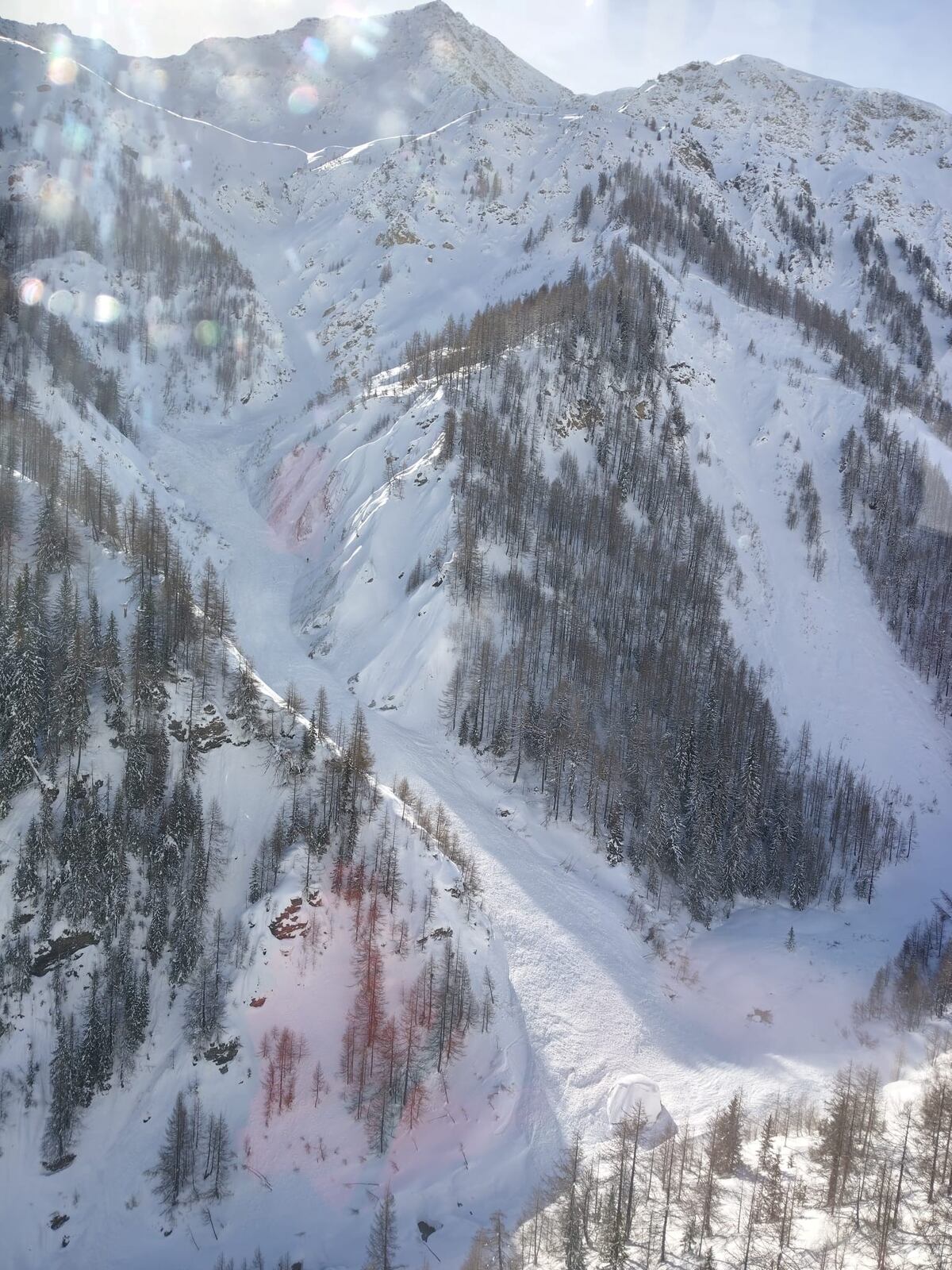 Imagen difundida por el Servicio de Rescate Alpino Italiano de la avalancha que mató a dos hombres en Couloir Vesses, una conocida ruta de freeride en Courmayeur, en Italia. (Servicio de Rescate Alpino Italiano vía AP, HO)