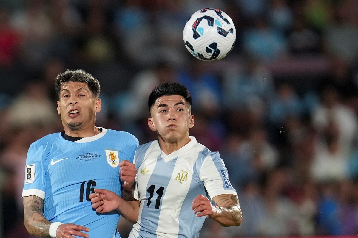 Argentina en su partido ante Uruguay en Eliminatorias. (AP).