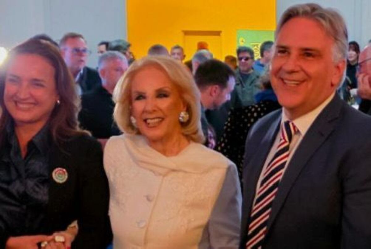 Mirtha Legrand, junto a Martín Llaryora y Miriam Prunotto en la presentación de los Premios Sur (Agencia Córdoba Cultura).
