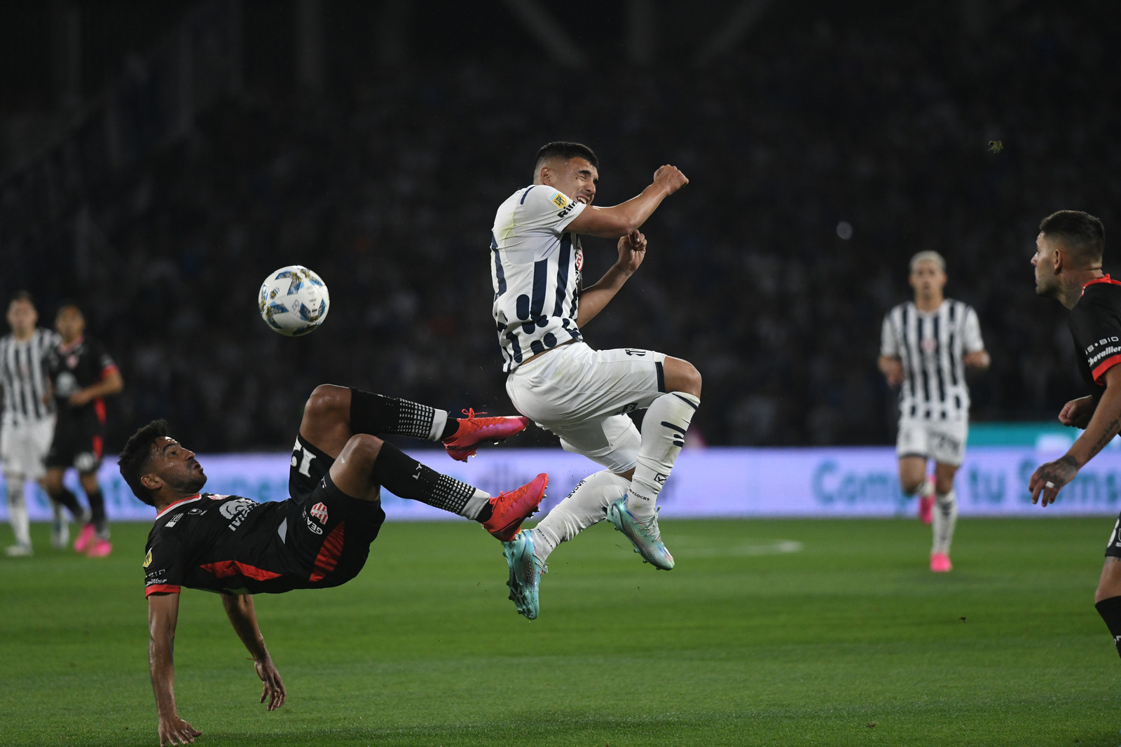 Jonathan Bay en acción en el clásico ante Talleres, en su vuelta. (Facundo Luque / La Voz)