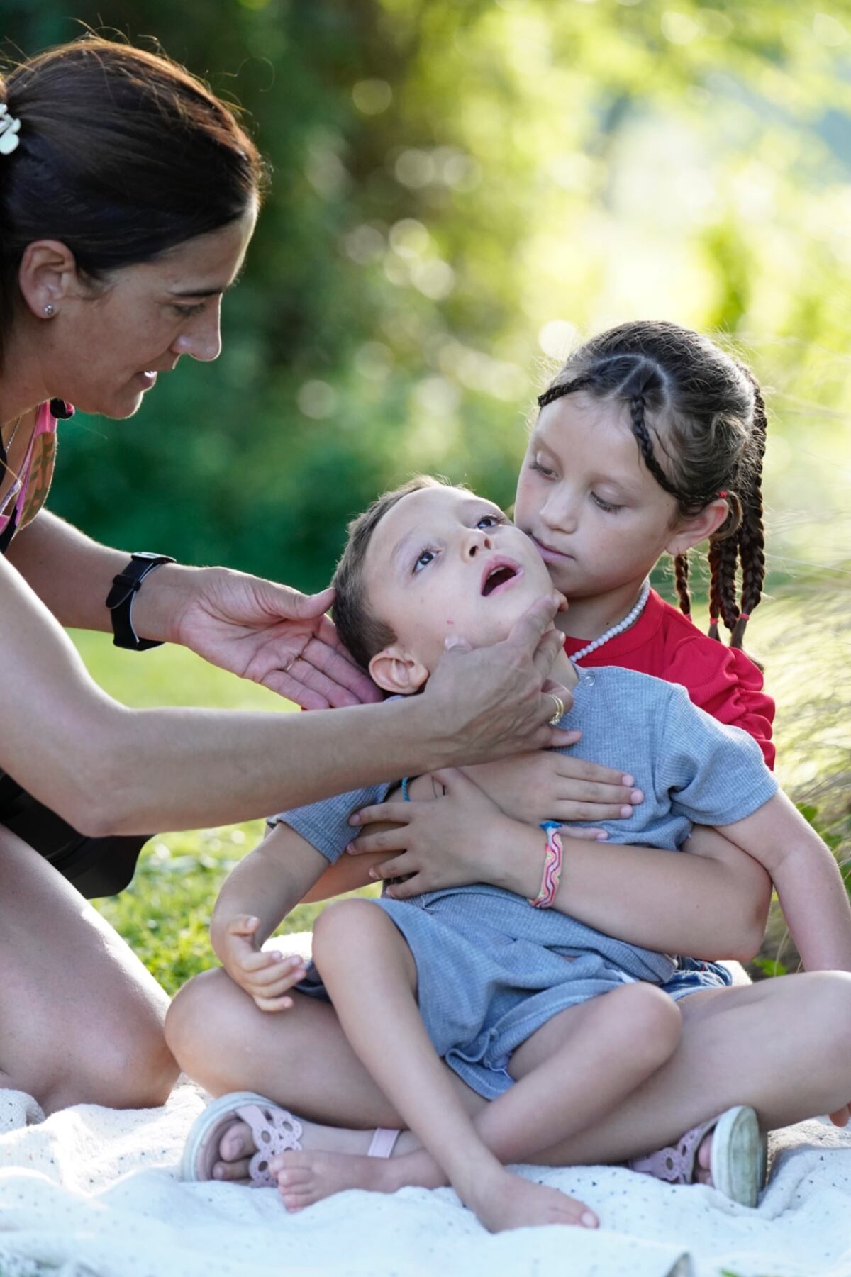Santi, con su hermana y su mamá.  (Gentileza Ortiz y Fossa)