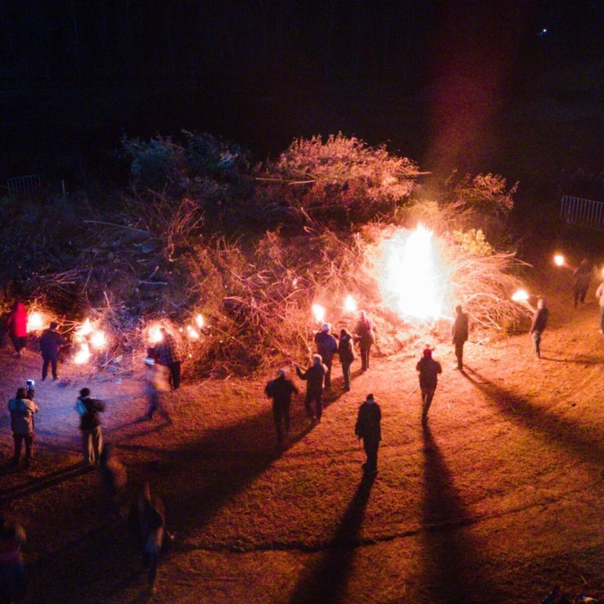 La fogata de San Pedro y San Pablo, una tradición en Colonia Caroya (Gentileza)