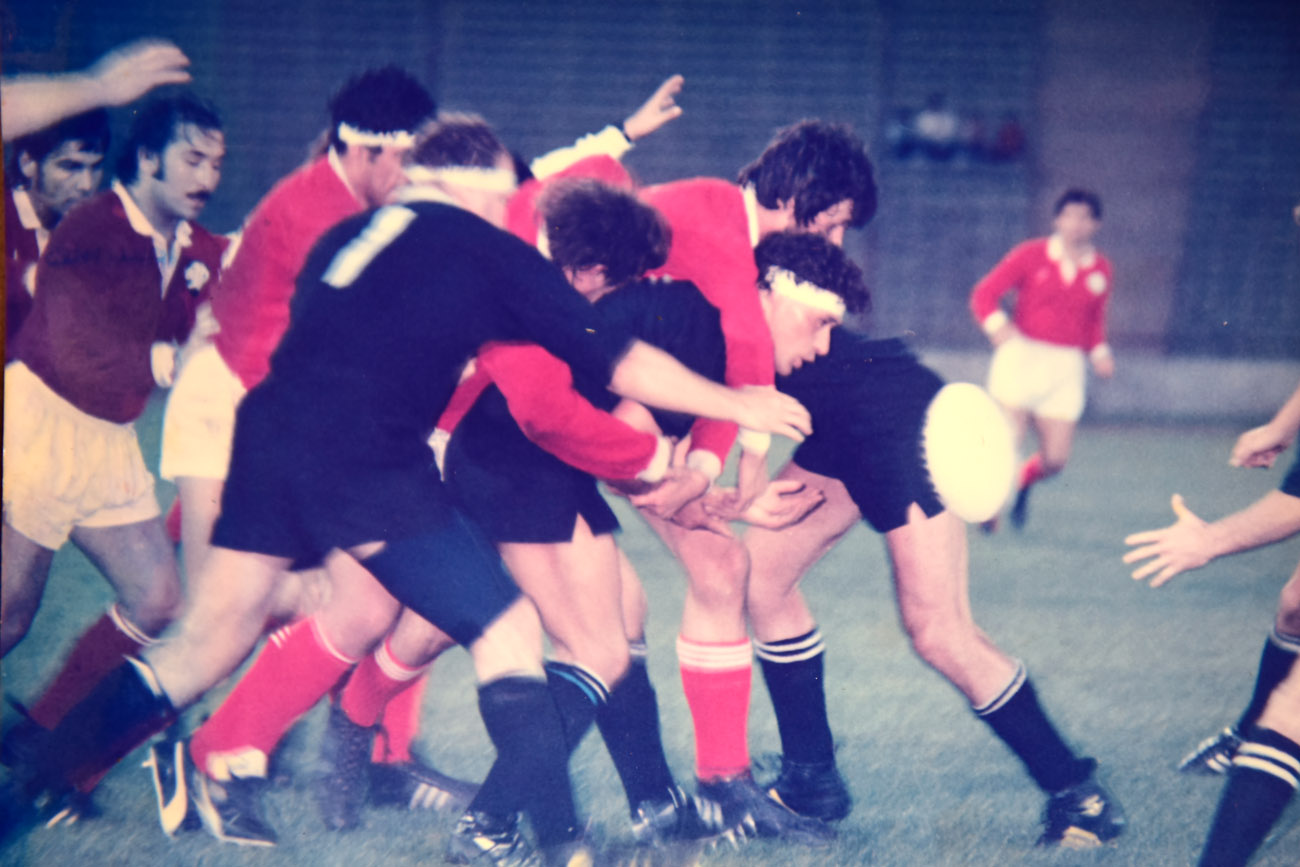Fotos de archivo del partido entre Los Dogos del '80, el seleccionado de rugby de Córdoba que enfrentaron a los All Blacks hace 40 años, en la única visita de Nueva Zelanda a Córdoba. (La Voz / Archivo)