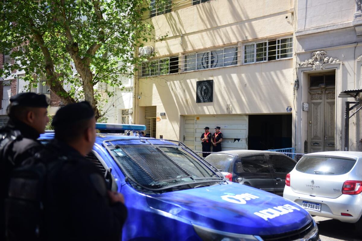 La sede sindical de Uocra, en Córdoba Capital, con perímetro de seguridad. (La Voz / José Gabriel Hernández)