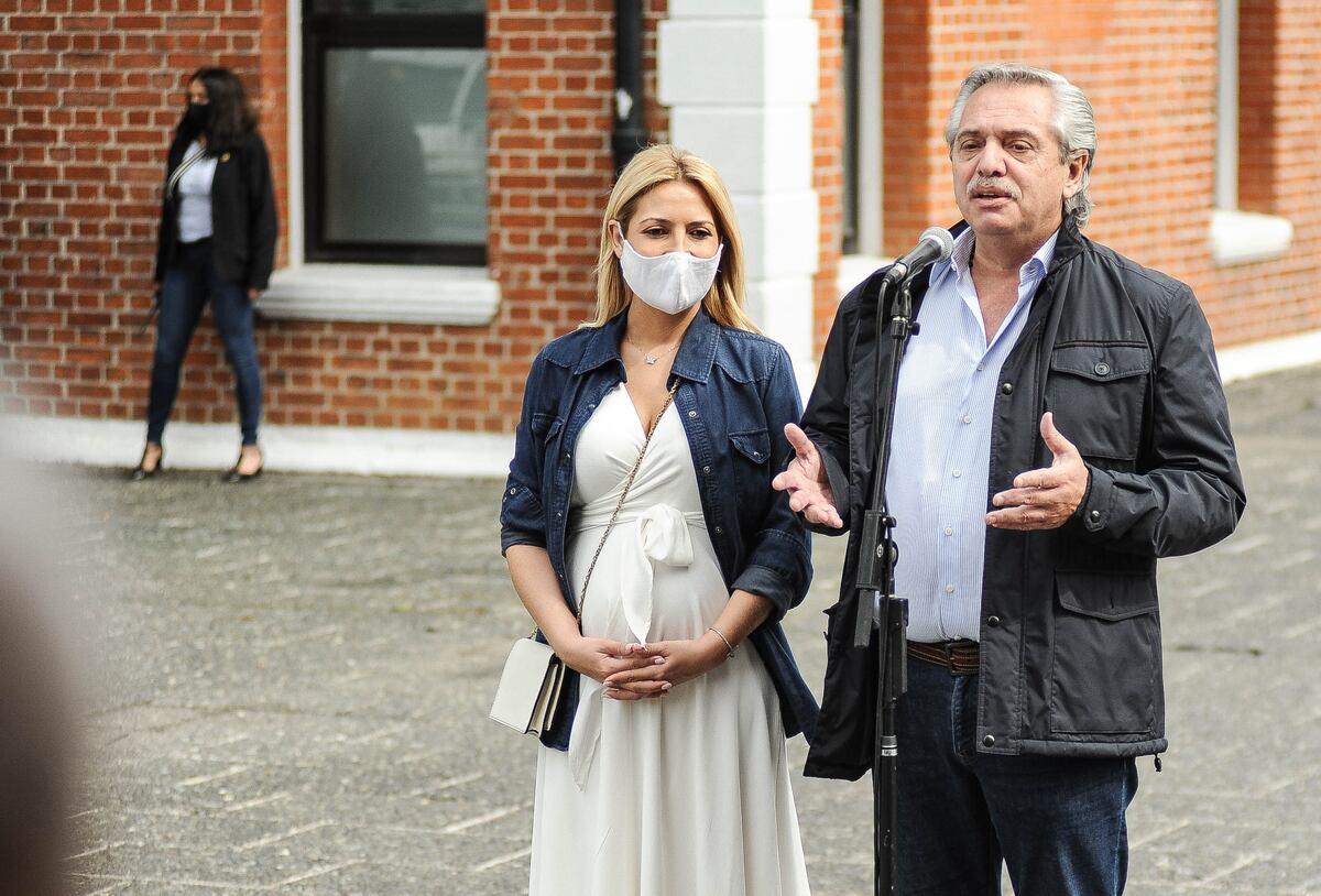 Alberto Fernandez junto a Fabiola Yañez, al salir de votar en Puerto Madero. Foto: Federico López Claro.
