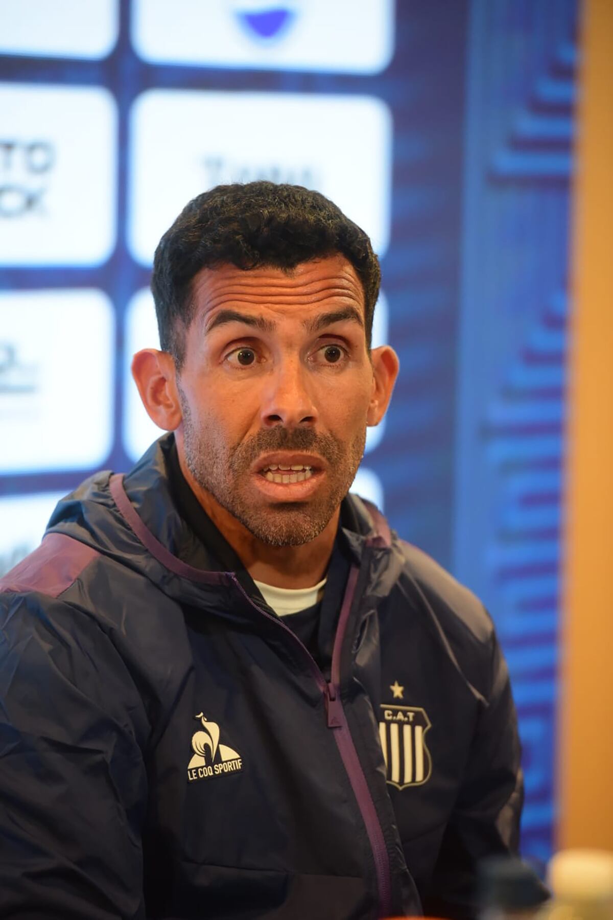 Carlos Tevez durante su presentación como nuevo DT de Talleres, junto al presidente Andrés Fassi. (José Gabriel Hernández / La Voz)