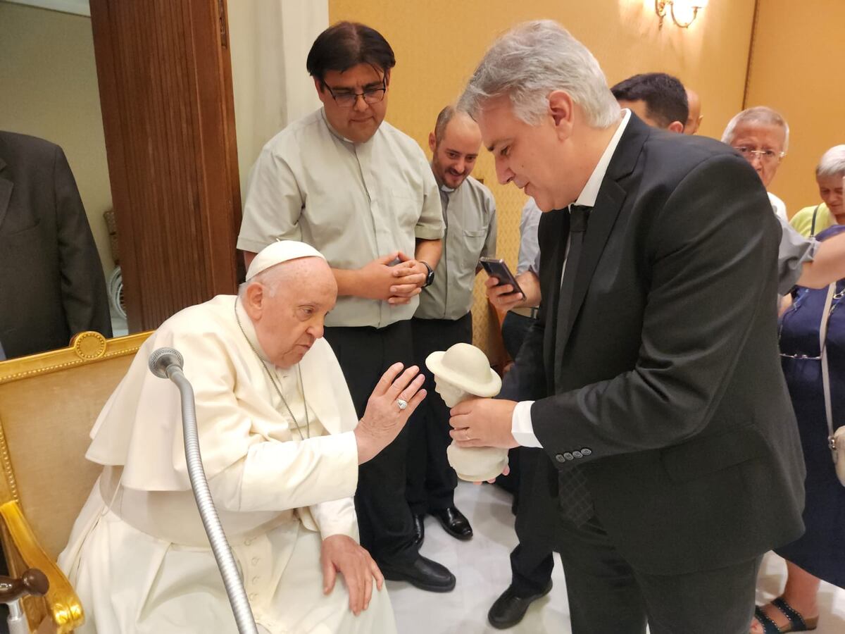 Encuentro. Martín Llaryora tuvo un breve diálogo con el papa Francisco. Lo invitó a visitar Córdoba, en el caso de que el año que próximo venga al país. (La Voz)