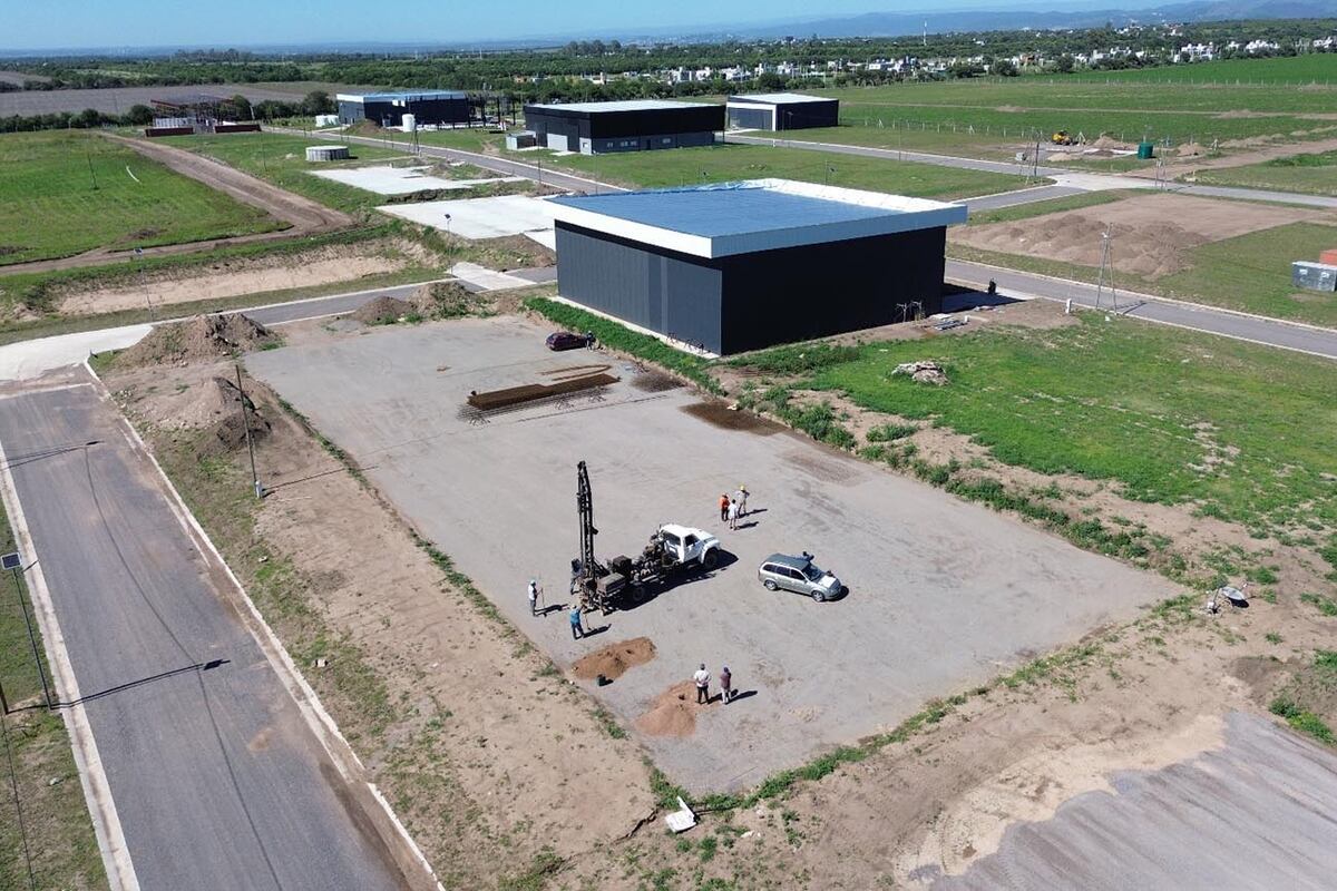 Energía solar, gestión hídrica y economía circular reducen la huella ambiental y aseguran eficiencia operativa.