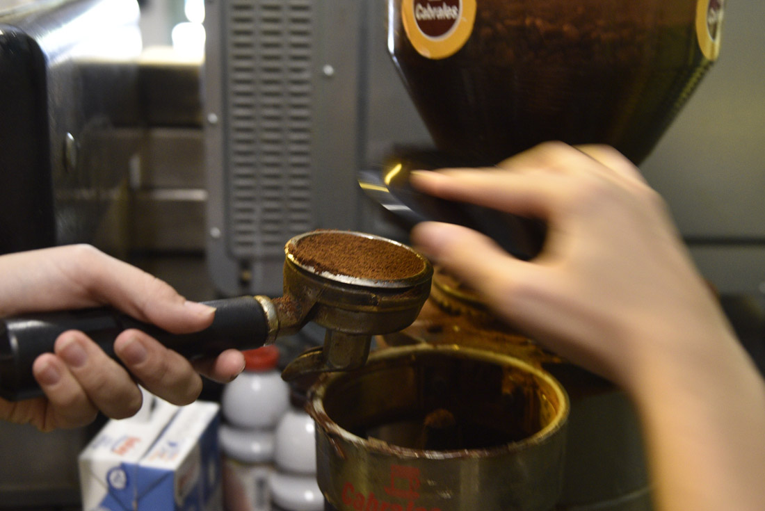 Los bares informan que el precio del café que ellos compran a sus proveedores está cada vez más alto. (Ramiro Pereyra / La Voz)