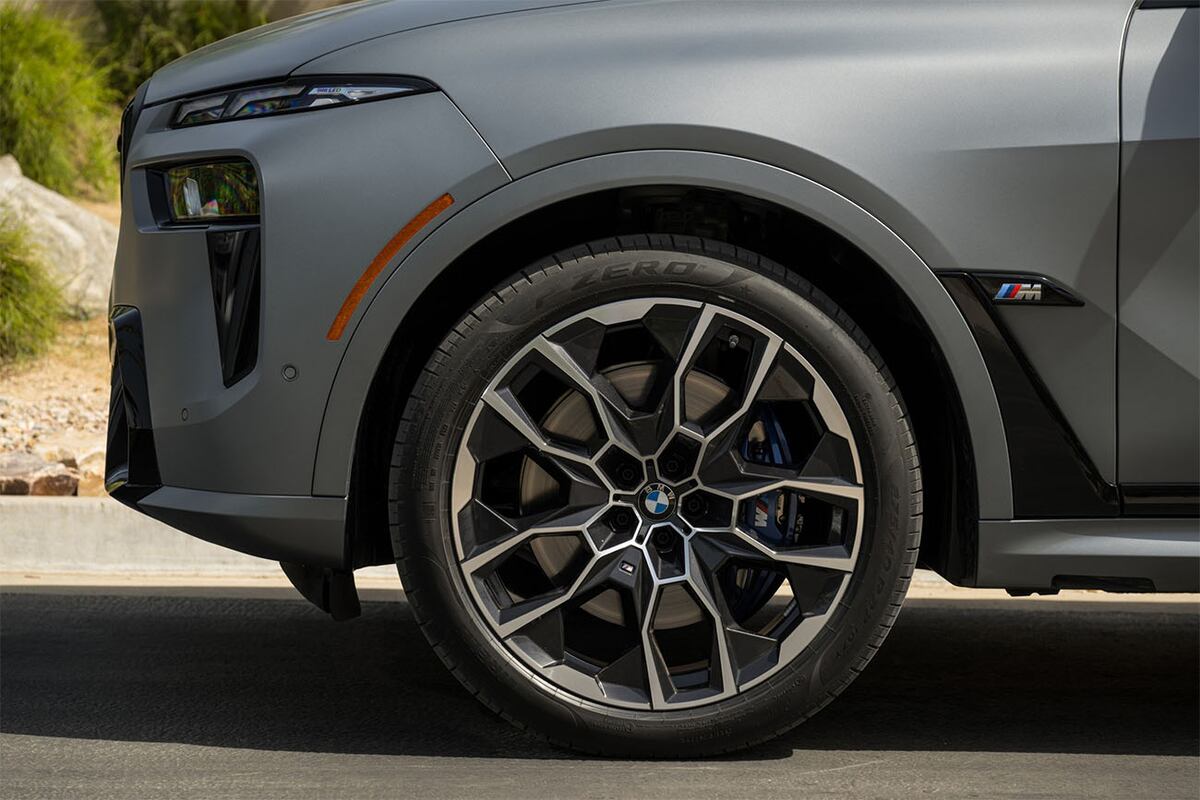 Las llantas de 22" quedan registradas como las más grandes que BMW ofrece en toda su historia.