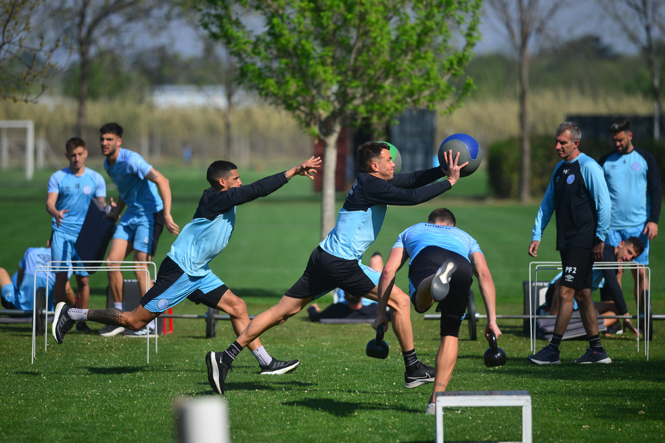 El plantel de Belgrano retomó los entrenamientos en el predio de Villa Esquiú, con miras al partido que viene con Atlético Tucumán. (Nicolás Bravo / La Voz)