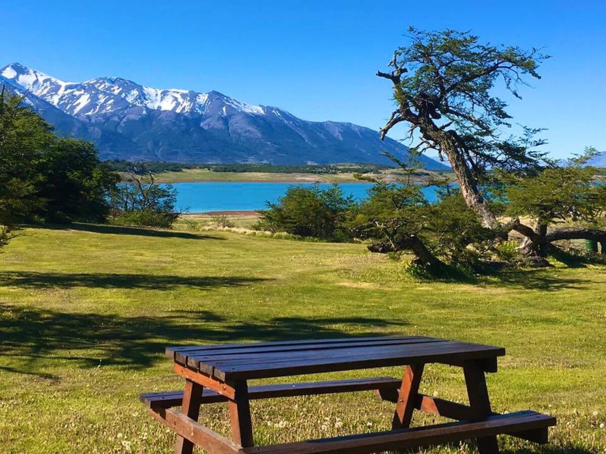 Más de 40 fogones rodean el lago.